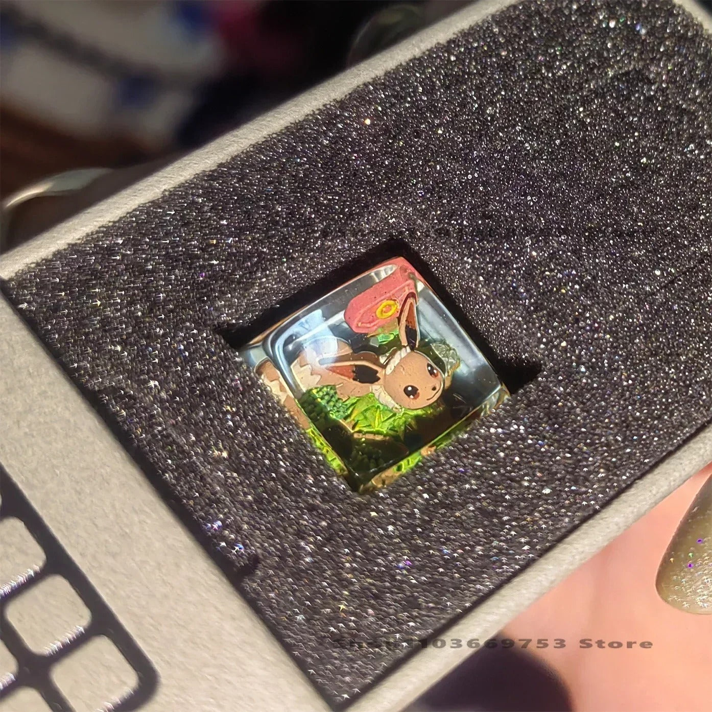Tecla artesanal Pokémon con escenario 3D en resina | Coleccionable para teclado mecánico